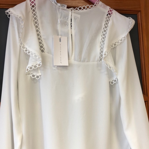 Circle trim blouse top - Picture 4 of 6